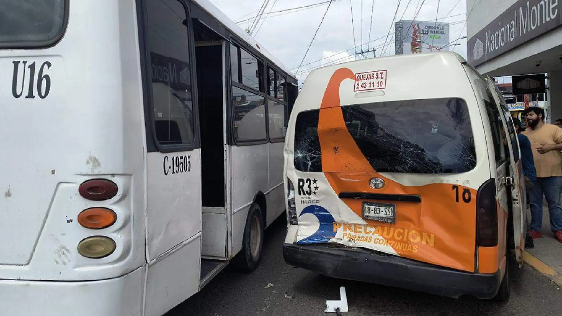 Un choque múltiple en el que estuvieron involucradas dos unidades del transporte en la colonia Bugambilias